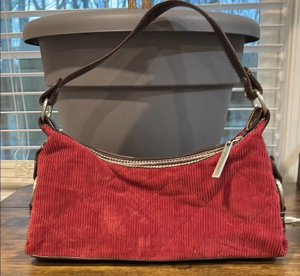 Mini bolso Tommy Hilfiger rojo vintage de pana con detalle acolchado Foto 1 de 4