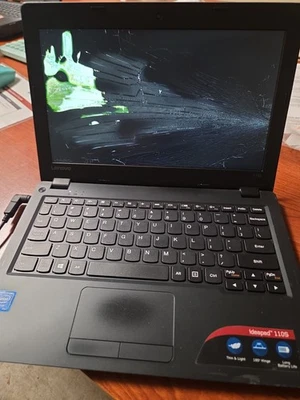 Este portátil se enciende pero tiene una pantalla LCD rota (ver fotos).  Foto 1 de 4