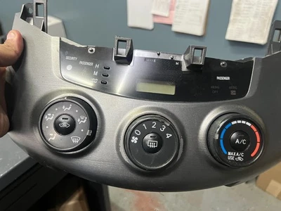Toyota RAV4 2006-2012 calefacción aire acondicionado control manual usado. Foto 1 de 3