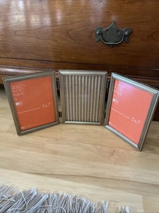 Brass Tri-Fold Picture Frame 5 x 7” Vintage Metal 3 Photo Brass Tone MCM READ - Picture 1 of 10