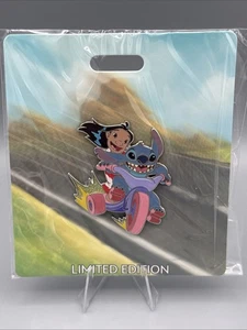 Destination D23 2025 Lilo & Stitch Grand Prix Pin LE300 Mickey's of Glendale  - Bild 1 von 4