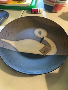Hearthside Collection signierter handbemalter Prim Swan Design 9 1/2" Holzteller Neu mit Etikett - Bild 1 von 3