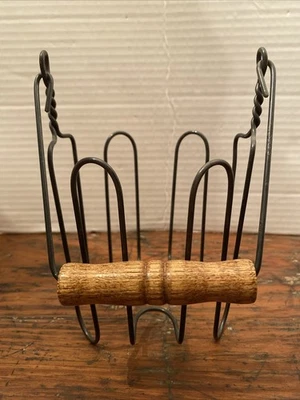 Candelabro de metal rústico con mango de madera Foto 1 de 4