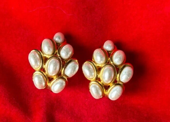 Hübsche goldfarbene Ohrringe mit Perlen in Blütenform (Modeschmuck) - Bild 1 von 4