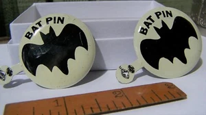 2 Vintage Batman Fledermaus Pin 60er Jahre Blech Litho New Old Stock nie benutzt Lot - Bild 1 von 3