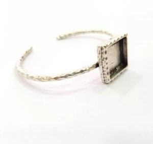 Puño de pulsera cuadrado martillado en blanco bisel incrustación de resina vidrio base cabujón - Imagen 1 de 7