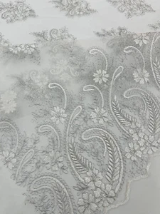 Tela de malla bordada con diseño floral metálico con cordón por yarda - Imagen 1 de 4