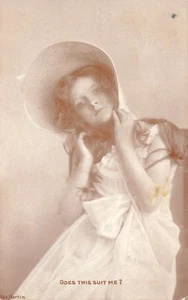 PC77012 Does This Suit Me. Una niña con sombrero. Delicado. 1907 - Imagen 1 de 2