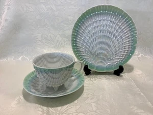 ANTIQUE VICTORIA AUSTRIA GREEN LUSTRE IRIDESCENT SHELL DESIGN FOOTED CUP TRIO - Bild 1 von 13