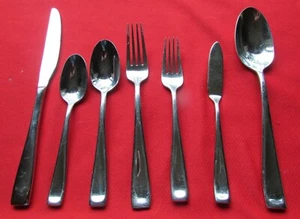 MODA Pattern Shinny Dinner Knives By Oneida Stainless Last Items - Picture 1 of 17