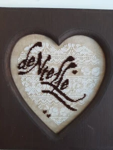 Cuadro punto de cruz corazón marrón - tamaño dentelle enmarcado ~ 9"" x 9"" - Imagen 1 de 10