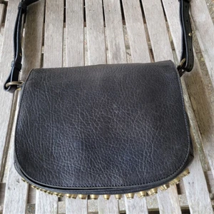 Bolso mensajero con solapa tachonada de cuero negro Lexander Wang Lia $1049 - Imagen 1 de 11