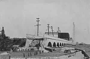 Postal RPPC Galveston Texas Causeway After the Storm 1915 Huracán Desastre - Imagen 1 de 2