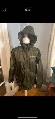 Chaqueta con capucha Field & Steam HydroBoost Ultra pequeña a prueba de viento y lluvia para hombre. Foto 1 de 4