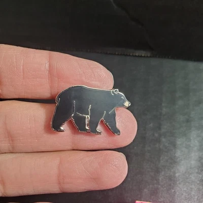Tachuela de solapa esmaltada Black Bear de 1" Foto 1 de 3