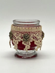Handgefertigte rote mit weißer Spitze, Rosen Zimt & Nelke Urlaub Glas Kerze 3,5" hoch - Bild 1 von 5