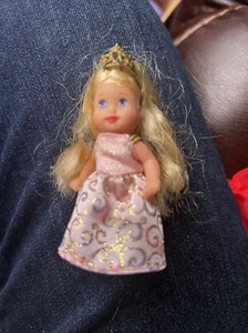 Bambola principessa vintage 1989 miniatura Mattel 3 pollici con abito e tiara - Foto 1 di 4