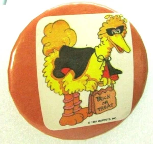 Pinback Pin Button 1981 Big Bird Plaza Sésamo Halloween Truco o trato Muppets - Imagen 1 de 2