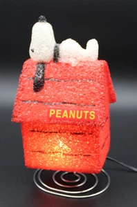 Vintage Peanuts ~ Snoopy sulla sua cuccia lampada in plastica fusa / luce notturna - Foto 1 di 5