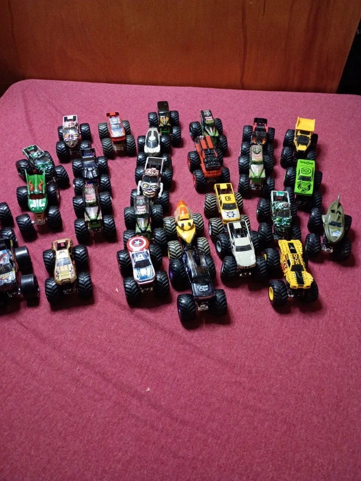 Lote de camiones Monster Jam Hot Wheels escala 1:64 diecast variedad camiones jugados Foto 1 de 4