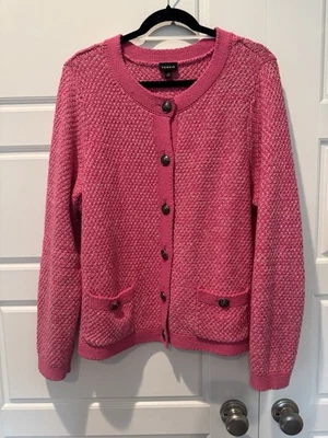 Suéter con botones de calavera rosa intenso tejido grueso tórrido talla 2x Foto 1 de 4