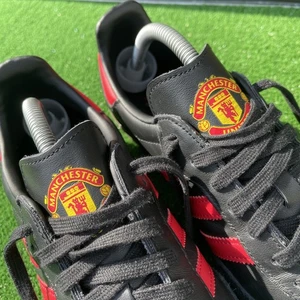 Adidas Original Samba Manchester United Uomo,S Terrace Wear Scarpe da Ginnastica UK Taglia 8 - Foto 1 di 14