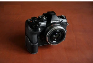 Funda para media cámara de cuero genuino hecha a mano para Olympus EM1 mark iii EM1 ii - Imagen 1 de 15