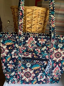 Vera Bradley Home to Hogwarts Small Vera Tote bag Actual NWT Harry Potter - Picture 1 of 8
