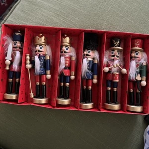 Box of 6 Wood Painted Nutcracker Christmas Holiday Ornaments 5" New - Imagen 1 de 4