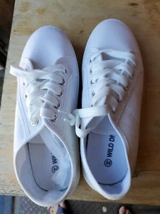 WILD DIVA TENNIS SHOES WOMEN'S 5.5 WHITE - Picture 1 of 4