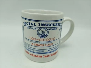 Taza de café con tarjeta de Seguro Social Late Comers Last Longer 1983 - Imagen 1 de 5