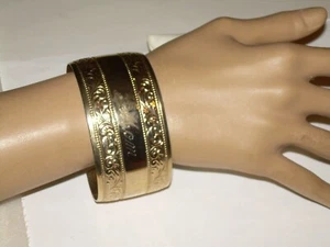 Brazalete vintage dorado "MAMÁ" -, 6" interior con apertura de 2", 1 1/2" de ancho - Imagen 1 de 12