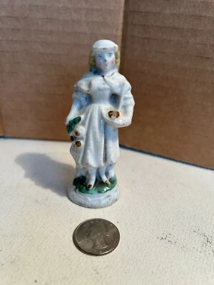 Antigua estatuilla miniatura de mujer Staffordshire de 1840-1880 con cesta y flores Foto 1 de 4