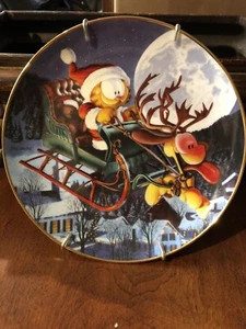 The Danbury Mint Garfield Christmas A One Dog Open Sleigh 8" Plate ~J Davis - Picture 1 of 11