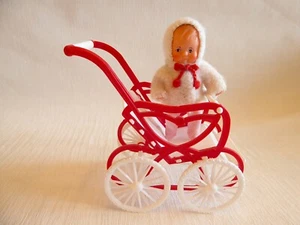 POUSSETTE DE POUPEE - POUSSETTE DE SPORT en PLASTIQUE avec ARI BABY POUPON pour la SALON DE POUPEE - Photo 1/10