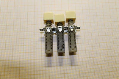 RFT-ETE-DDR 7502 2A 220V 3 Tastensatz Drucktaster alle rasten beige #AS-K03