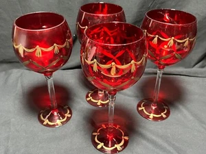 Cuatro (4) copas de vino con tallo de globo de vidrio rojo rubí con base roja acentuada - Imagen 1 de 6