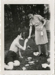 PHOTO ANCIENNE - VINTAGE SNAPSHOT - COUPLE HOMME TORSE NU PIQUE NIQUE BOIRE GAG - Foto 1 di 1