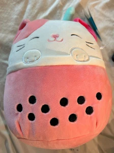 Squishmallows Roxy the Calico Cat in Boba Tea 8" Hot Topic Exclusivo Happy Kitty - Imagen 1 de 5