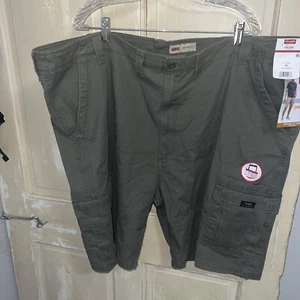 Neu mit Etikett Wrangler Herren Gr. 50 Cargoshorts Tech Pocket entspannt Flex KHAKI/grün - Bild 1 von 5