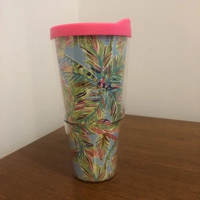 Copo de viagem Lilly Pulitzer acrílico parede dupla tampa rosa 24 oz palmeiras - Imagem 1 de 4