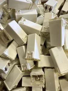 LOTE de 95 piezas LittelFuse Automotive J Case 25Amp 32v JCASE Blanco Fusibles Bin 16 - Imagen 1 de 2