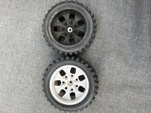 2x 1/10 RC Truck Reifen Räder 12mm Sechskant Naben Buggy hinten vorne - Bild 1 von 3