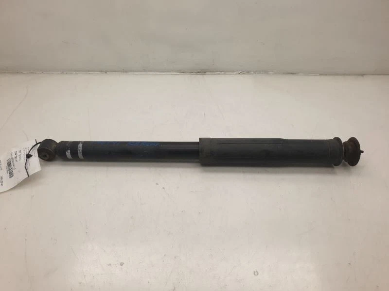 Toyota Prius C 2013 dos 1,5 L tracción delantera en el lado del pasajero amortiguador trasero  Foto 1 de 4