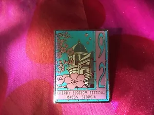 Pasador de solapa conmemorativo Macon GA 1992 flor de cerezo - Imagen 1 de 4