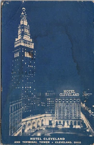 Postal de colección del Hotel Cleveland y Terminal Tower en Cleveland, Ohio vista nocturna - Imagen 1 de 2