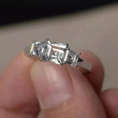 Anillo para mujer Asscher E-F/VVS1 moissanita enchapado en oro blanco de 14 k 925 de 3 piedras de 1,80 quilates Foto 1 de 4