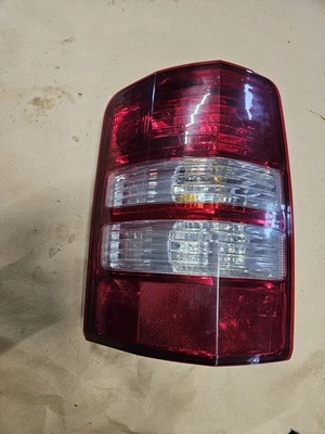 Luz trasera izquierda lado conductor Jeep Liberty 2008 a 2012 OEM V4486 DW 55157347AB Foto 1 de 4