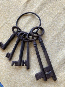 Vintage Cast Iron Skeleton Keys (6) Large On Ring Decorative Heavy Jailer Pirate - Picture 1 of 7