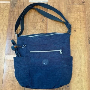 Kipling Umhängetasche mit Affenanhänger Schlüsselanhänger - Bild 1 von 10